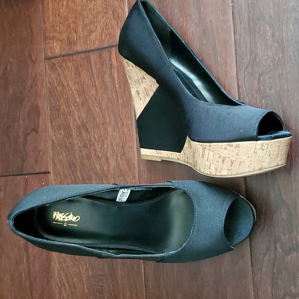 Mossimo 5 inch wedge, size 5.5.